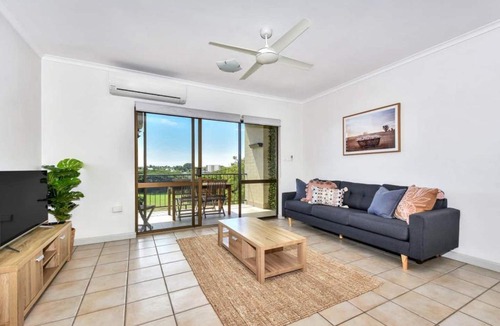 Larrakeyah Apartment | Gorgeous Golf Course views from top floor