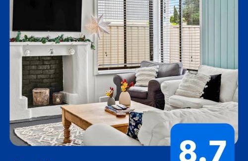 Victor Harbor House | Gorgeous Renovated Cottage in Heart of Victor
