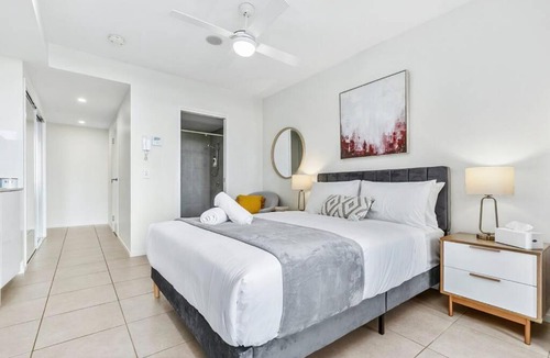 Birtinya Apartment | Gorgeous studio apartment opp Hospital