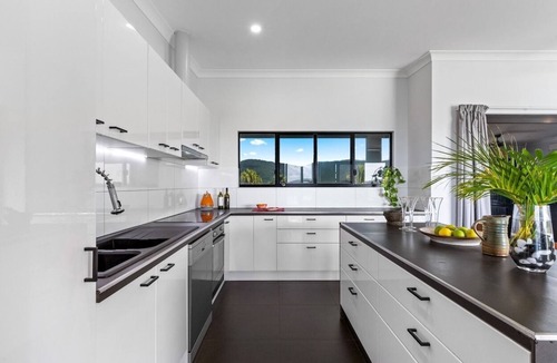 Shute Harbour House | Gorgeous three-bedroom, two-bathroom home boasting uninterrupted sea views.