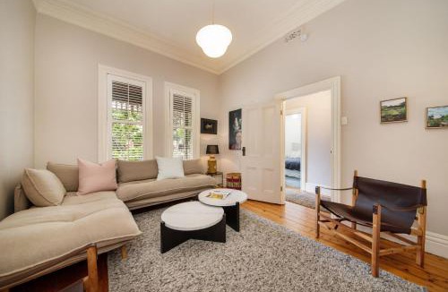 St Kilda House | Graceful Octavia