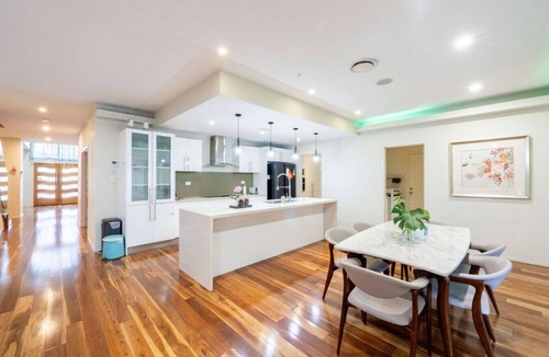 Sunnybank House | Grand Family Retreat: 5BR Oasis M11