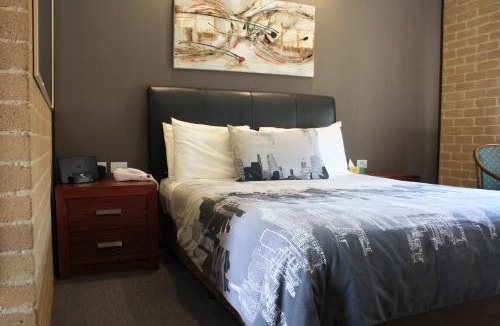 Queanbeyan East Hotel | Grand Manor Motor Inn