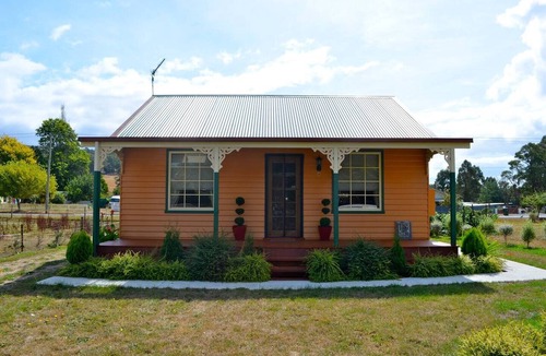 Railton House | "Grand Ole Topiary" Country Cottage' Accommodation. Railton Tasmania
