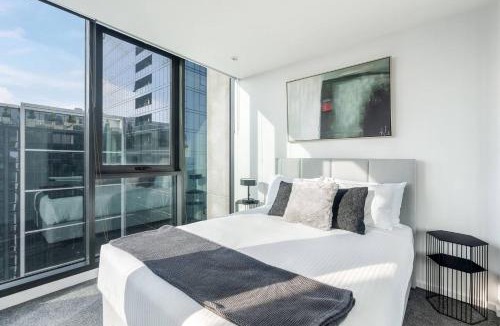 Southbank Apartment | Grandview 40 - Steps to the Yarra with Pool & Parking