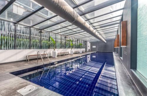 Southbank Apartment | Grandview 40 - Steps to the Yarra with Pool & Parking