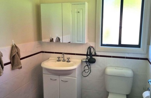 Valla Apartment | Granny flat with office and private verandah in garden setting 7 mins to beach