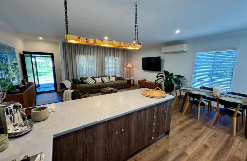Dargal Road Villa | Grapeview Cottage at Western Queensland Spirit