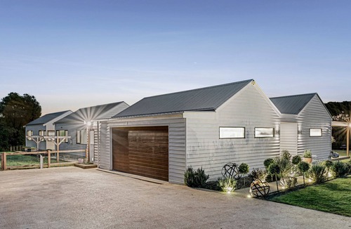 Torquay House | Grasslands Estate with Pool