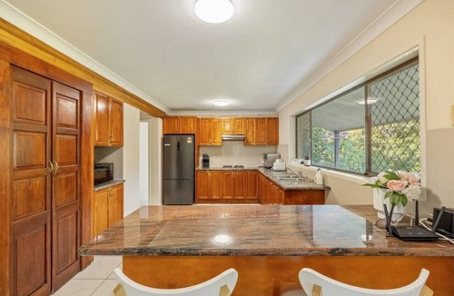 Robertson House | Great Value 5BR Group Home | Near M3 & Asian Food
