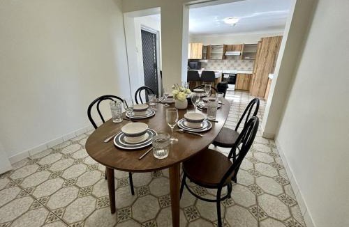 Robertson House | Great Value Stay in Robertson 5 mins to Shops