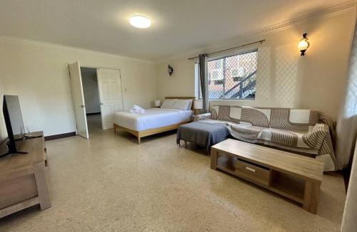 Robertson House | Great Value Stay in Robertson 5 mins to Shops