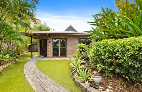 Trinity Beach House | Green Cottage Trinity Beach I Pet friendly I BBQ