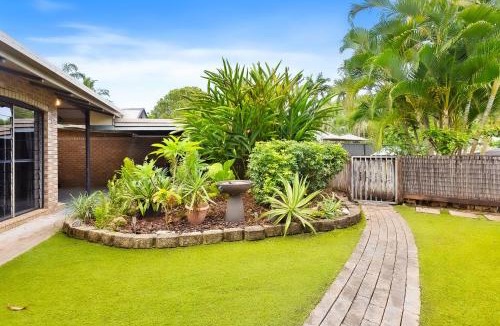 Trinity Beach House | Green Cottage Trinity Beach I Pet friendly I BBQ