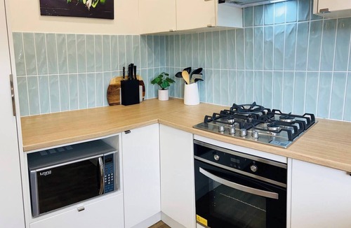 Bell Post Hill House | 🔆GREENVIEW🔆BFast,WiFi,Fetch🔆Walk2Pizza,Liquor