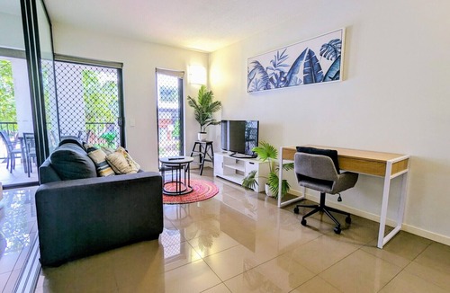 Bowen Hills Apartment | Groovy & Cool~1Bed/1Bath/1Car~Close to everything!