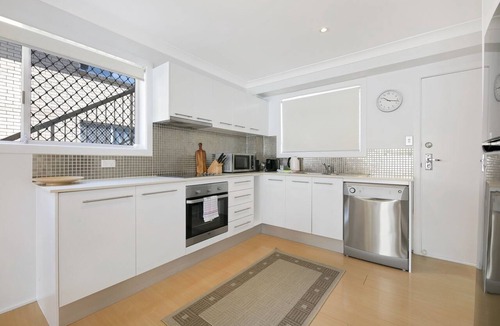 Mermaid Beach Apartment | Ground Floor 2-Bed Mermaid Beach Pad with Parking