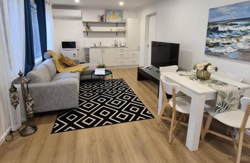 Macquarie Hills Apartment | Ground floor Apartment with Private Entry AC WiFi Suite