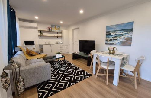 Macquarie Hills Apartment | Ground floor Apartment with Private Entry AC WiFi Suite