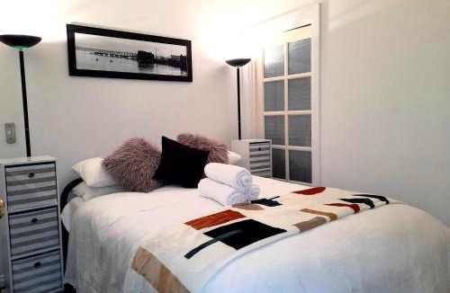 Victor Harbor Apartment | Ground Floor Centrally Located Apt 22 - Smugglers Inn