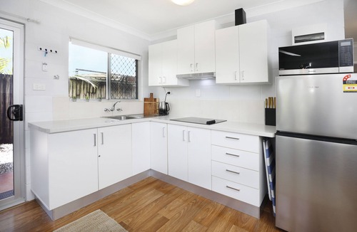 Cairns North Apartment | Ground Floor Easy Unit Close to City 4
