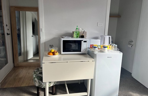 Westmeadows Apartment | Guest Suite with Private Entrance- 6 Minutes to Airport!