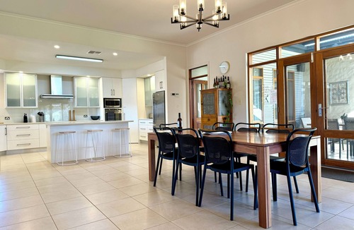 Upper Wakefield House | Gullyview Getaway amongst sprawling vineyards in Clare Valley