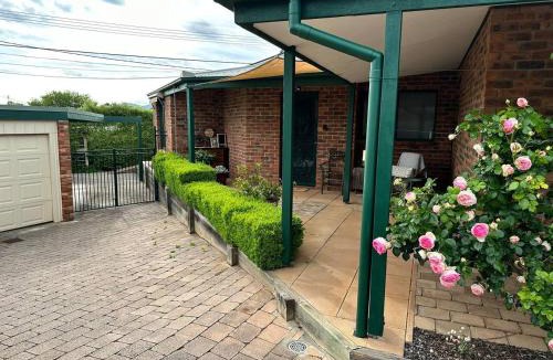 Monash House | 'Gums and Roses' studio
