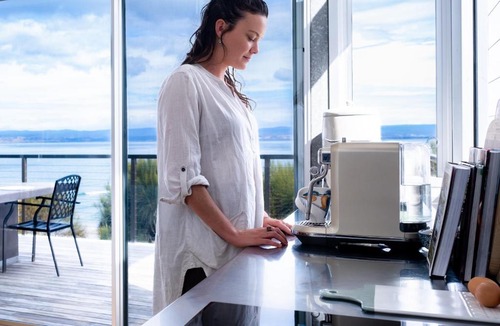 Coles Bay House | Halcyon ~ Immerse yourself in the sky and sea