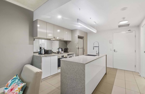 Hamilton Apartment | Hamilton Riverview Apt | Balcony & Pool