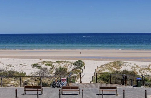 Henley Beach South House | HAMPTONS BEACHFRONT 🙌VIEWS ✅FREE WIFI ✅ NETFLIX ✅ KID FRIENDLY ✅ LG GROUPS ✅