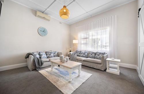 Semaphore South Apartment | Hamptons Bungalow - Walk to Semaphore South Beach