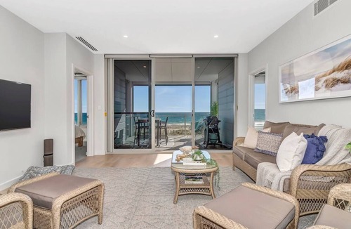 Moana Apartment | Hamptons inspired Waterfront Living on Moana Beach