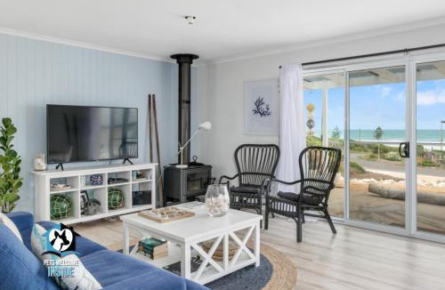 Middleton House | Hamptons Style Beachside Retreat with Ocean Views!