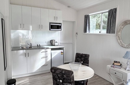 Strathalbyn Apartment | Hamptons style, studio retreat with light continental breakfast included