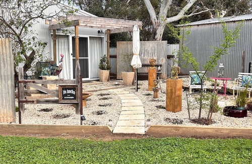 Strathalbyn Apartment | Hamptons style, studio retreat with light continental breakfast included