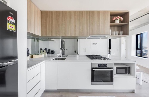 Southbank Apartment | Hancock Viewpoint - Resort-Style Simplicity