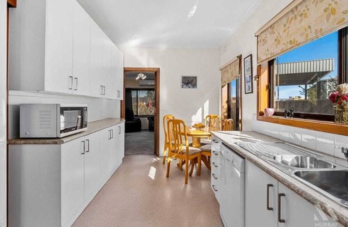 Yarrawonga House | Happy's place. Cute 3 bedroom cottage at the top of the main St.