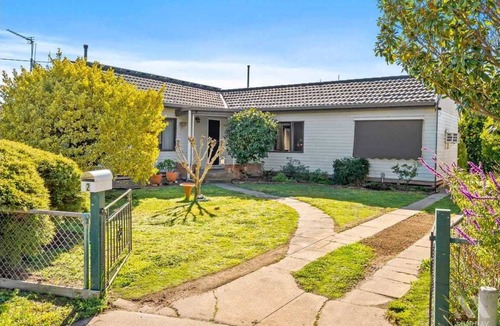 Yarrawonga House | Happy's place. Cute 3 bedroom cottage at the top of the main St.