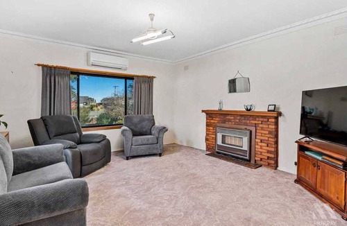 Yarrawonga House | Happy's place. Cute 3 bedroom cottage at the top of the main St.