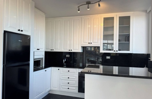 Kirribilli Apartment | Harbour Front Apartment + Balcony View of Opera House & Harbour Bridge