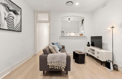 Millers Point Apartment | Harbour Sunsets from Balcony & Rooftop