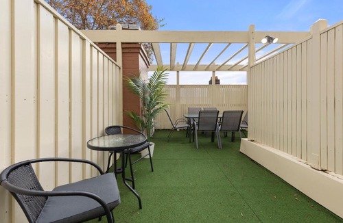 Millers Point Apartment | Harbour Sunsets from Balcony & Rooftop