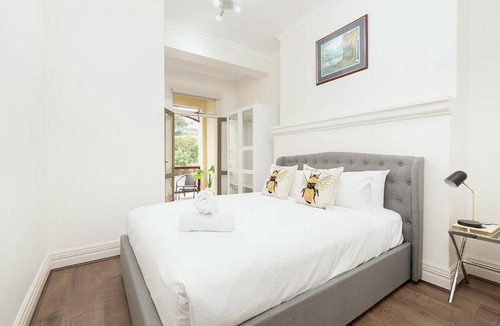 Dawes Point Apartment | Harbour View on Windmill St, Apt. 4