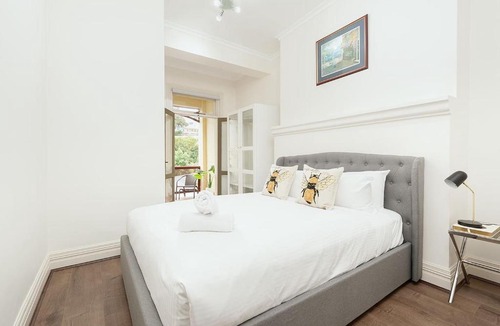 Dawes Point Apartment | Harbour View on Windmill St, Apt. 5