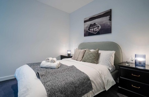 Hawthorn Apartment | Hawthorn 1BR Apartment - Close to Swinburne & Shops