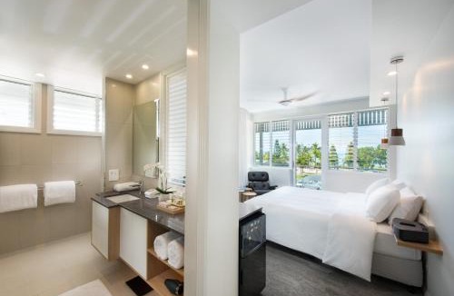 Airlie Beach Hotel | Heart Hotel and Gallery Whitsundays