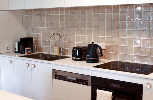 Braddon Apartment | Heart of city/modern 2BR/free parking/ANU/pool/gym