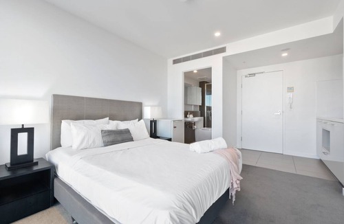 Milton Apartment | Hearty Studio Apartment, Milton Brisbane