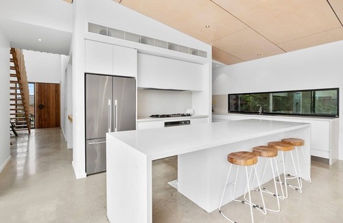 Torquay House | Heated Pool and Spa Coastal elegance